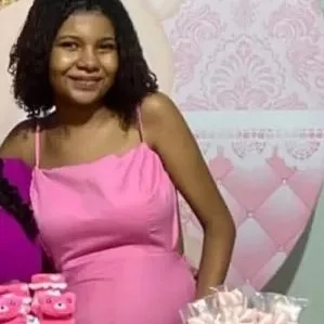 Bebê Arrancada da Barriga da Mãe Recebe Alta e já tem um novo lar.