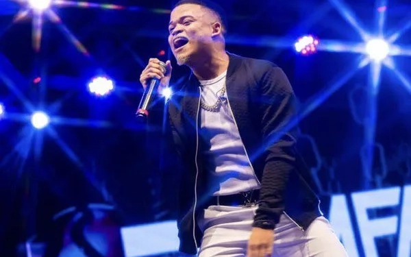 Cantor Rafa Diniz morre afogado aos 22 anos
