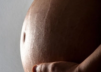 Homem trans grávido denuncia ex-companheira, uma mulher trans, por violência doméstica… Entenda.