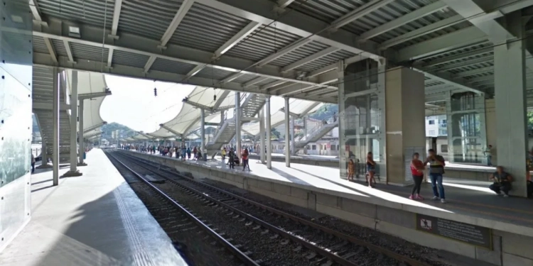 Jovem de 22 anos é atropelado por trem em estação no Rio e está em estado grave