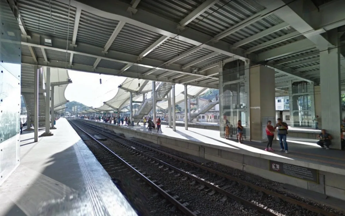 Jovem de 22 anos é atropelado por trem em estação no Rio e está em estado grave