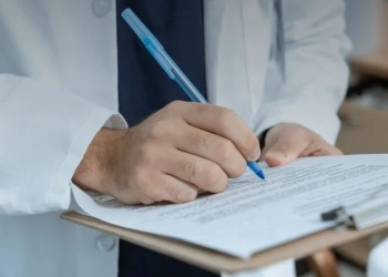 Justiça anula decisão que permitia farmacêuticos prescreverem medicamentos