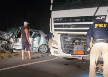 ( VIDEOS FORTES) DOIS MORTOS EM ACIDENTE ENTRE CARRO E CAMINHÃO NO RIO