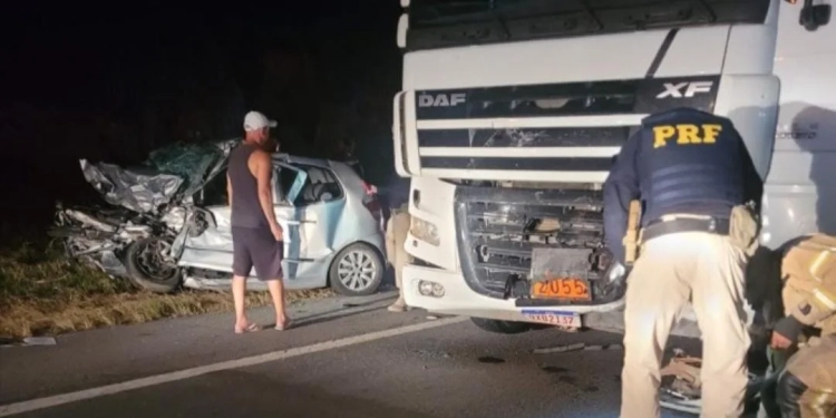 ( VIDEOS FORTES) DOIS MORTOS EM ACIDENTE ENTRE CARRO E CAMINHÃO NO RIO