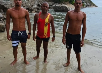 ( Video) Pescadores e Bombeiros Resgatam Dois Homens em Perigo em Barra de Guaratiba