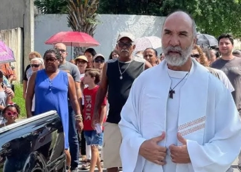 Padre é impedido de celebrar missa e sofre ataques intolerantes em Guaratiba
