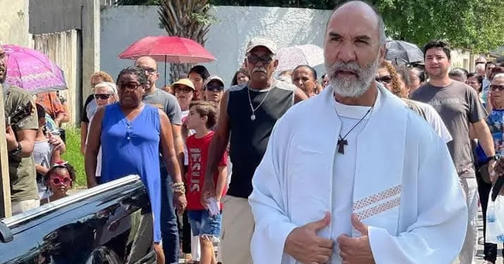 Padre é impedido de celebrar missa e sofre ataques intolerantes em Guaratiba