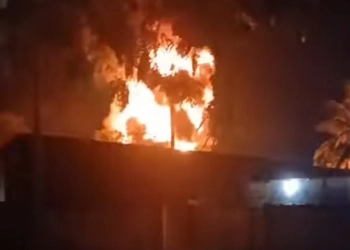( Video) urgente!! Incêndio de Grandes Proporções Atinge Comércios em Itaguaí e Deixa Lojistas Desesperados