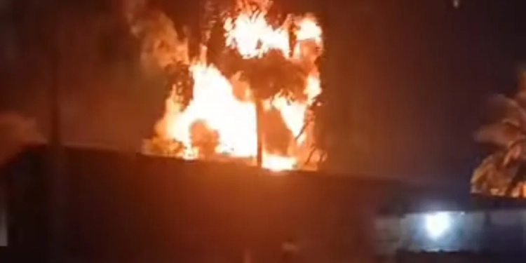 ( Video) urgente!! Incêndio de Grandes Proporções Atinge Comércios em Itaguaí e Deixa Lojistas Desesperados