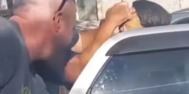 ( Video) Polícia Civil e PM Salvam Mulher Mantida Refém em comunidade do Rio