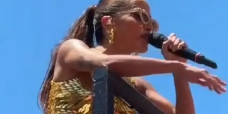 ( VIDEO) Anitta Arrasta Multidão no Centro do Rio e Cobra Segurança Durante Show