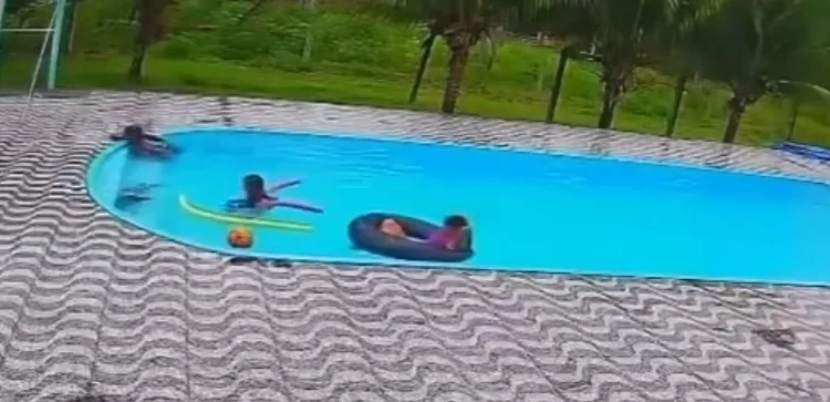 ATENÇÃO PAÍS!! ( VÍDEO) Criança de 5 Anos Morre Afogada em Piscina Residencial