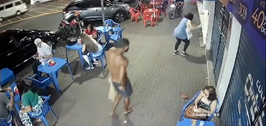 ( VÍDEO) MILICIANO É EXECUTADO EM MESA DE BAR NA ZONA OESTE