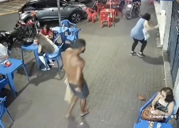 ( VÍDEO) MILICIANO É EXECUTADO EM MESA DE BAR NA ZONA OESTE