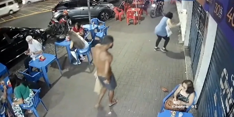( VÍDEO) MILICIANO É EXECUTADO EM MESA DE BAR NA ZONA OESTE