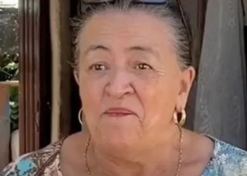 Mulher enriquece vendendo fofocas e compra duas casas