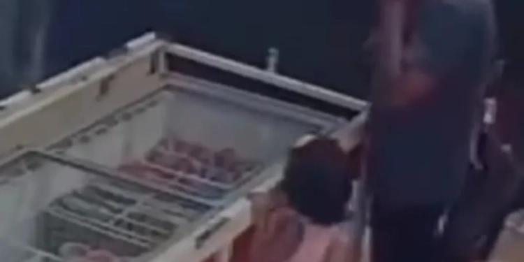 IMAGENS APAVORANTES! ( VÍDEO) MENINA MORRE ELETROCUTADA ENQUANTO BRINCAVA!