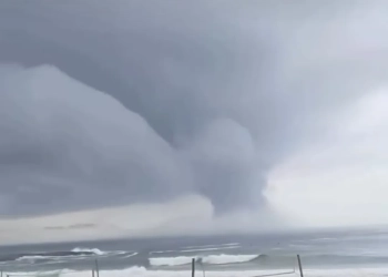 ( Video) Tromba d’Água Surpreende e assusta banhistas e moradores em praia do Rio