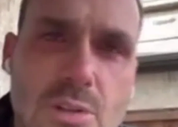 ( Video) Eduardo Bolsonaro chora em entrevista e anuncia licença do cargo