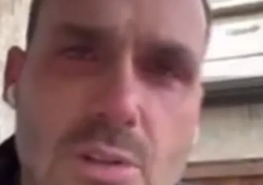 ( Video) Eduardo Bolsonaro chora em entrevista e anuncia licença do cargo