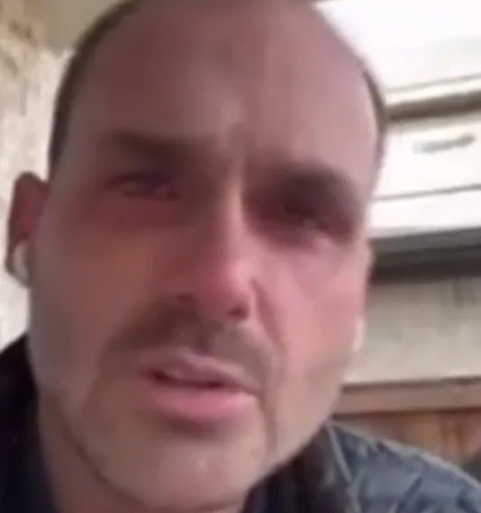 ( Video) Eduardo Bolsonaro chora em entrevista e anuncia licença do cargo