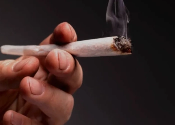 ( VIDEO) HOMEM COMPRA MACONHA DE TRAFICANTE, LEVA CALOTE E CHAMA A POLÍCIA