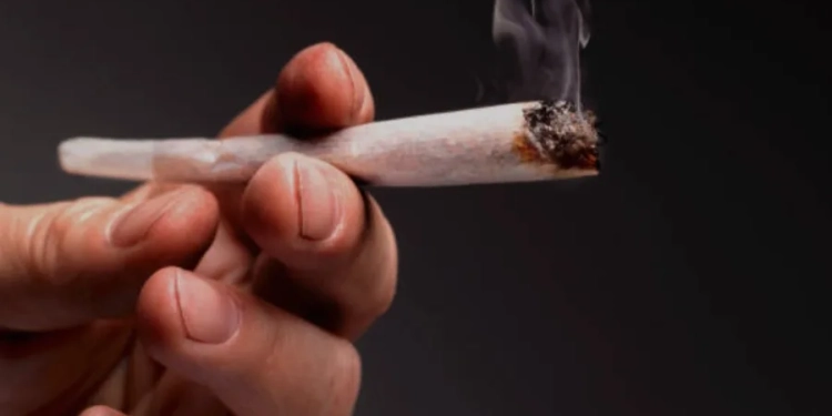 ( VIDEO) HOMEM COMPRA MACONHA DE TRAFICANTE, LEVA CALOTE E CHAMA A POLÍCIA