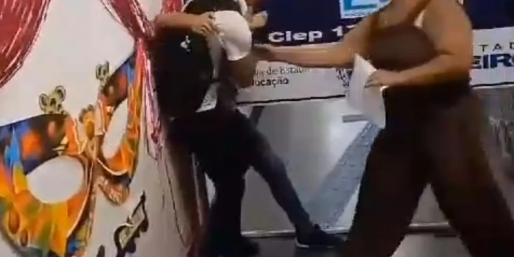 ( Video) Briga entre alunos em CIEP de Belford Roxo termina com diretora levando tapa