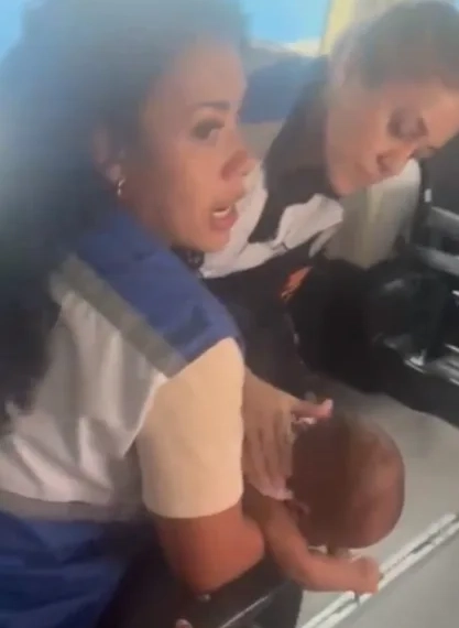 ( Video) Policiais do Segurança Presente Salvam Bebê em Guaratiba