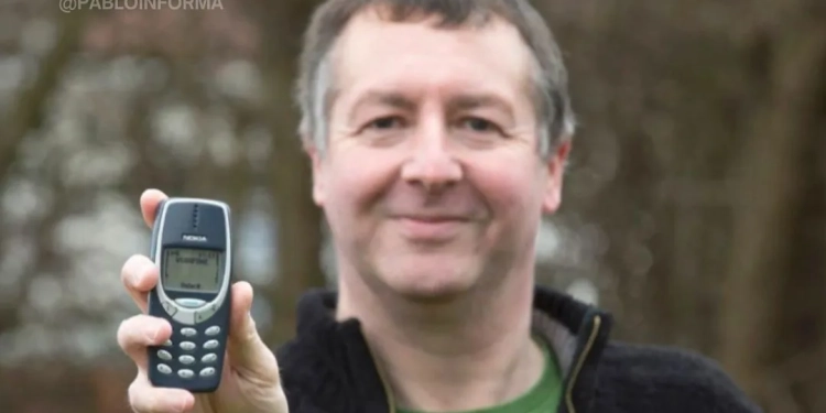 Inacreditável! Homem encontra Nokia 3310 perdido há 22 anos e celular ainda funciona