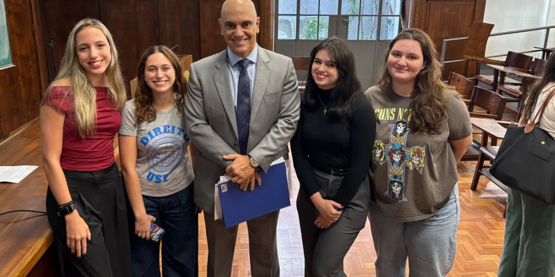 Estudantes tiram fotos com Alexandre de Moraes e geram repercussão