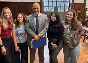 Estudantes tiram fotos com Alexandre de Moraes e geram repercussão