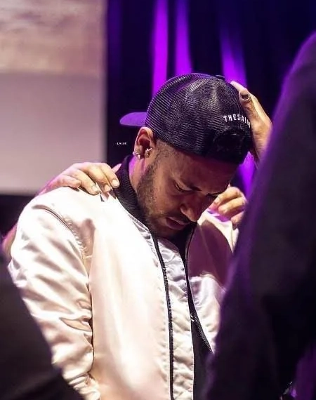 Neymar e Bruna Biancardi fazem culto evangélico em casa após nova polêmica de traição