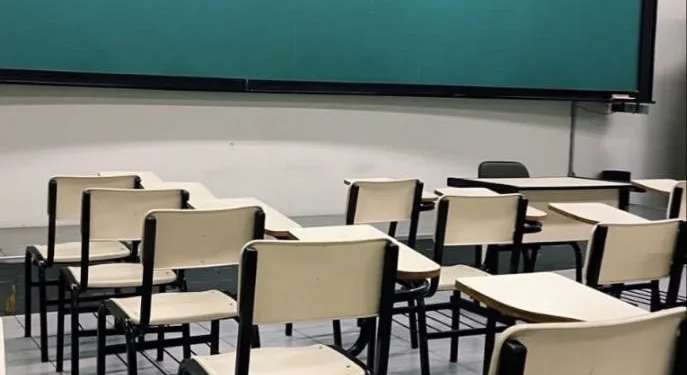 Prefeito do PL sanciona lei que obriga oração do Pai-Nosso nas escolas