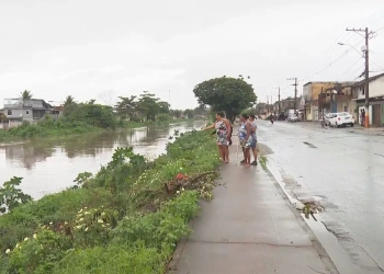 Mulher Desaparece Após Cair em Rio na Baixada Fluminense e Mobiliza Bombeiros