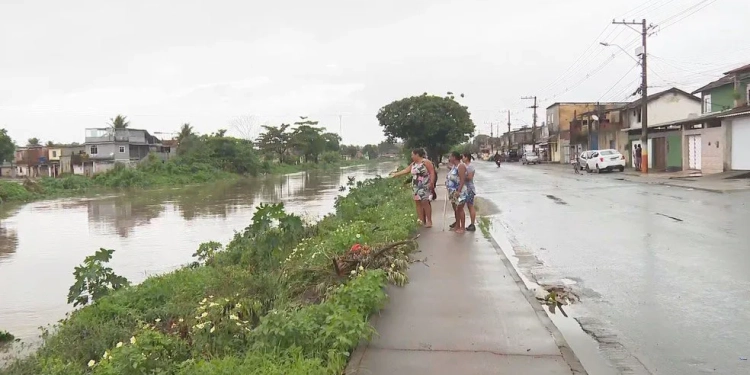Mulher Desaparece Após Cair em Rio na Baixada Fluminense e Mobiliza Bombeiros