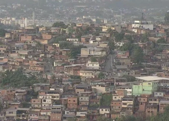 Mãe e filho são baleados dentro de casa durante confronto no Rio