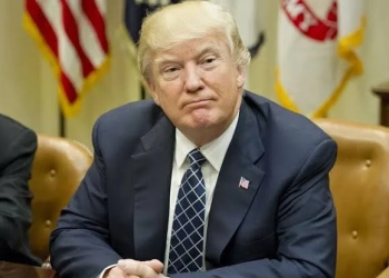 Trump impõe tarifas de 104% à China e inicia nova Guerra Fria econômica: dólar dispara e abala mercados globais