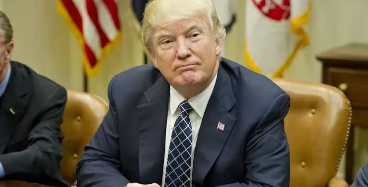 Trump impõe tarifas de 104% à China e inicia nova Guerra Fria econômica: dólar dispara e abala mercados globais