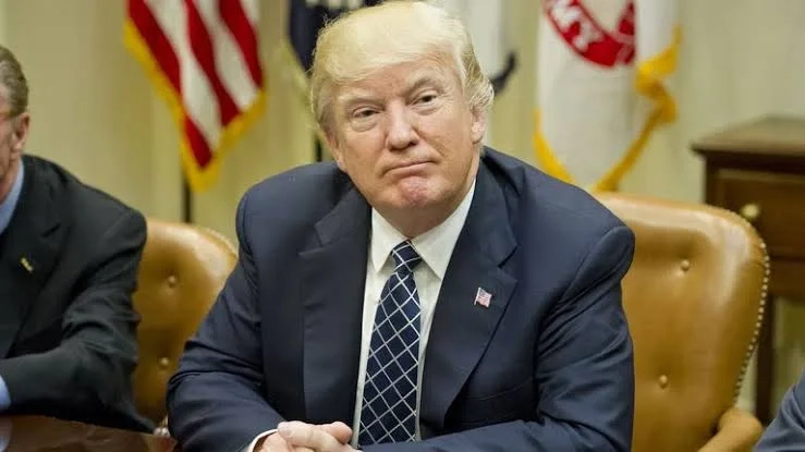 Trump impõe tarifas de 104% à China e inicia nova Guerra Fria econômica: dólar dispara e abala mercados globais