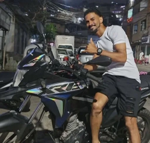 Mistério na Zona Oeste: Motociclista de App é Encontrado Morto com Tiro na Cabeça Após Suposto Acidente