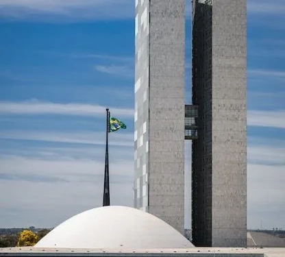 Senado aprova porte de arma para advogados: medida histórica acende debate sobre segurança e direitos