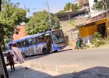 Criminosos sequestram sete ônibus e transformam vias em barricadas durante ação da PM no Rio
