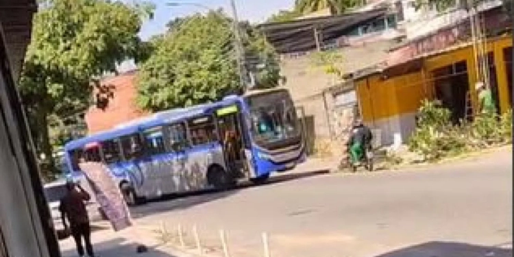 Criminosos sequestram sete ônibus e transformam vias em barricadas durante ação da PM no Rio