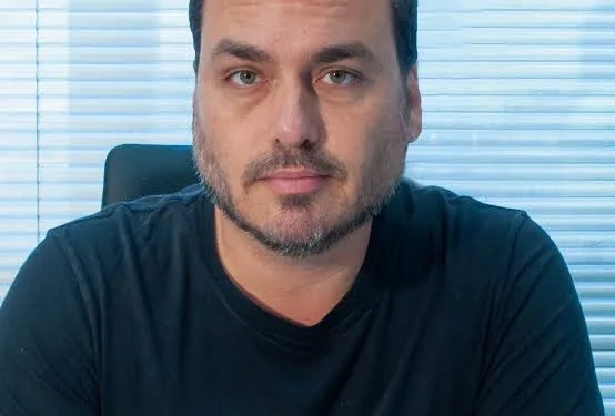 Carlos Bolsonaro pede orações após internação urgente de Jair Bolsonaro: Torçam para que tudo dê certo