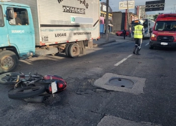 Acidente entre moto e caminhão deixa um morto na avenida Brasil