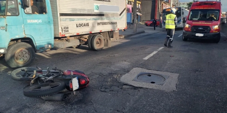 Acidente entre moto e caminhão deixa um morto na avenida Brasil