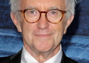 Que loucura!! Teoria Surreal Afirma que Ator Jonathan Pryce Está “Interpretando” o Papa Francisco Desde 2019
