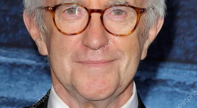 Que loucura!! Teoria Surreal Afirma que Ator Jonathan Pryce Está “Interpretando” o Papa Francisco Desde 2019