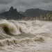 Ondas gigantes: Marinha emite aviso de ressaca recorde nas praias do Rio